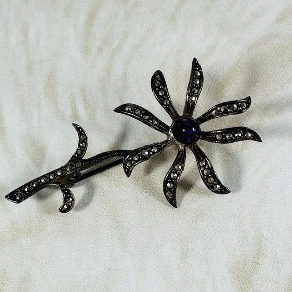 Silver-tone vintage abstract daisy pin with marcasite and purple stone - Picture 3 of 3
